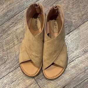 b.o.c. Women's Bria Faux Suede Crisscross Sandals sz 7M